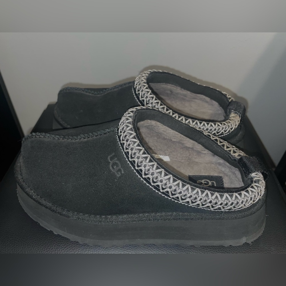 Black women’s size 7 Uggs